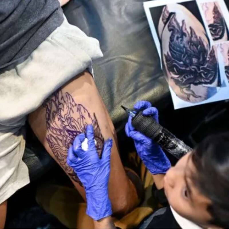 Napat, el tatuador de nueve años que dejó el celular para convertirse en furor en Tailandia